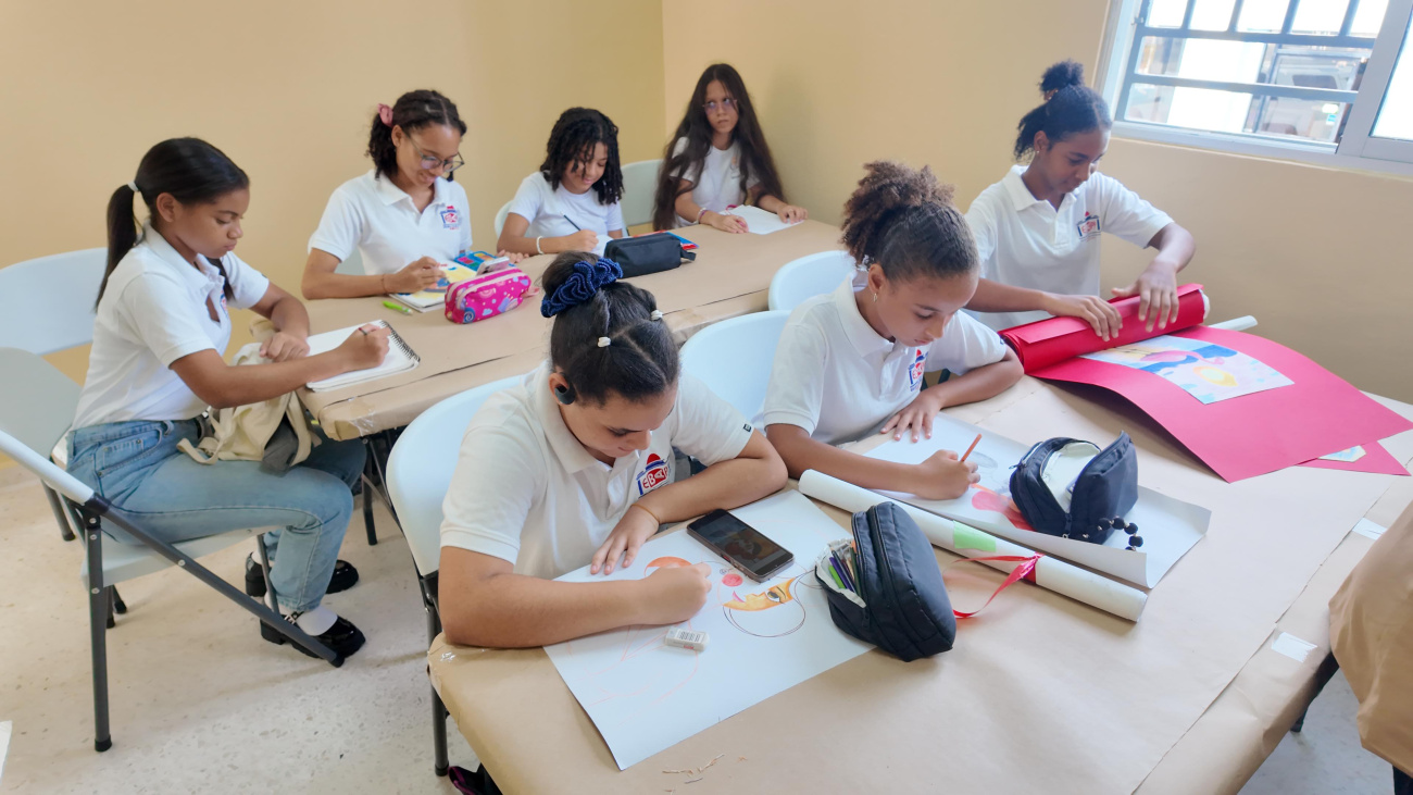 Estudiantes recibiendo clases de arte y música en la escuela de artes en Puerto Plata. (Foto de Archivo. Fuente Presidencia de la República). ACCIONAR POLITICO.