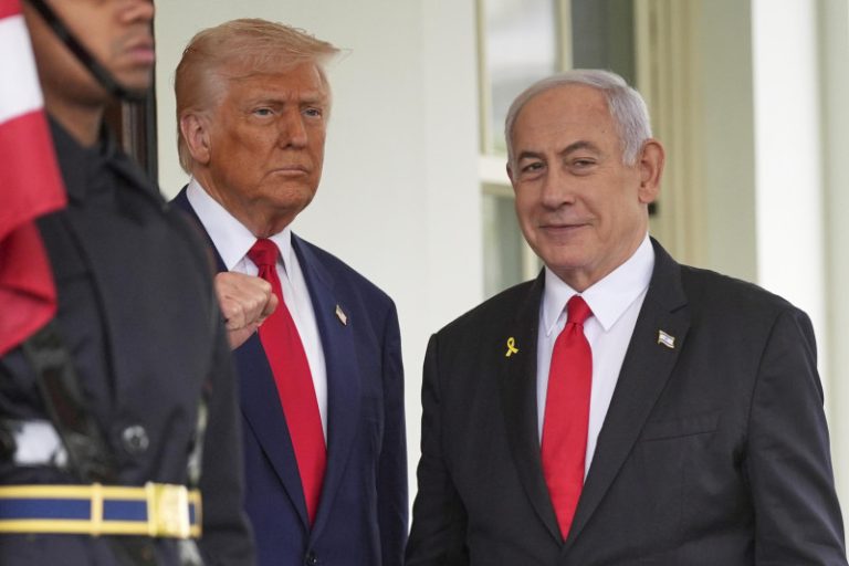 El presidente Donald Trump (izquierda) saluda al primer ministro israelí, Benjamin Netanyahu, en la Casa Blanca, el lunes 7 de abril de 2025, en Washington. (Foto AP/Evan Vucci)Evan Vucci