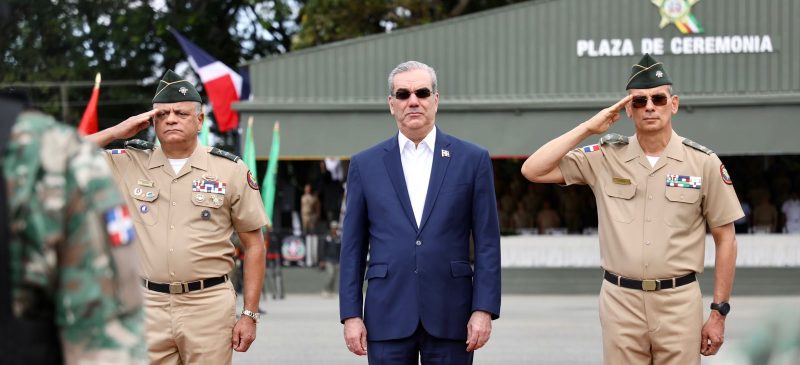 Presidente-Abinader-encabeza-graduacion-de-820-nuevos-soldados-del-Ejercito-de-RD-Foto-Fuente-Externa-e1745347619667-800x365