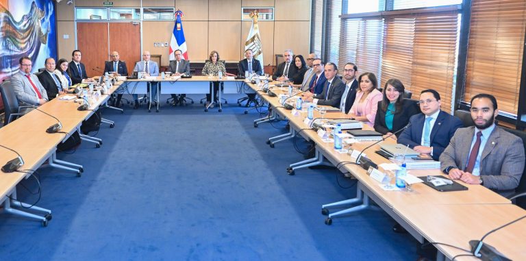 Hector-Valdez-Albizu-junto-a-mision-del-FMI-y-miembros-del-BCRD-Foto-BCRD-scaled-1