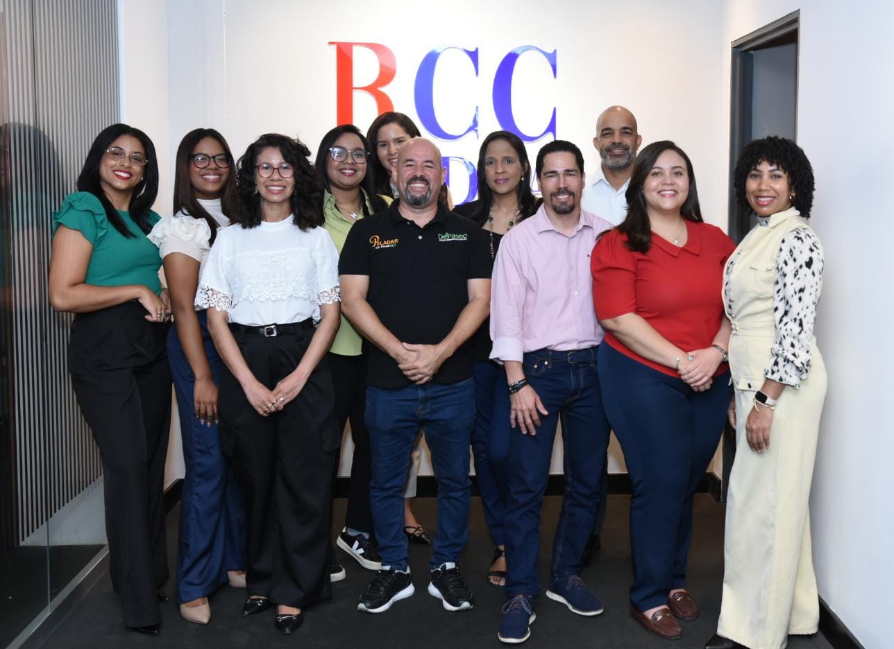 Parte del equipo de DePaseo e Impecable Radio 2