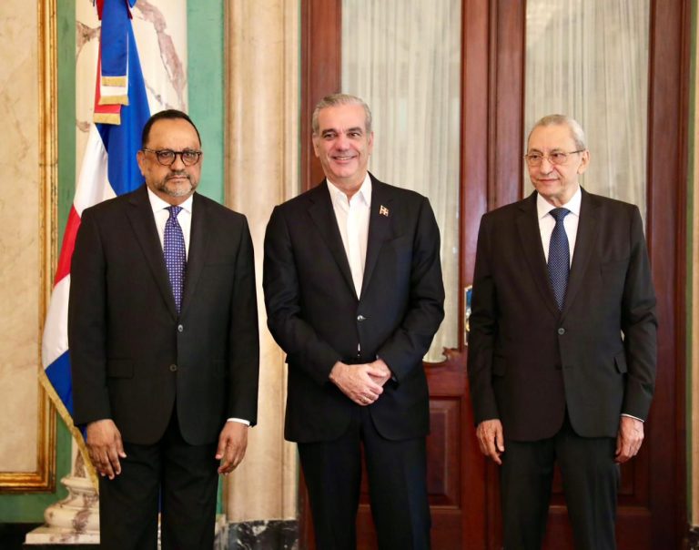 El presidente Luis Abinader juramentó este martes a Antoliano Peralta como ministro de Justicia y a Jorge Subero Isa como Consultor Jurídico del Poder Ejecutivo. Foto cortesía de : CDN.COM.DO