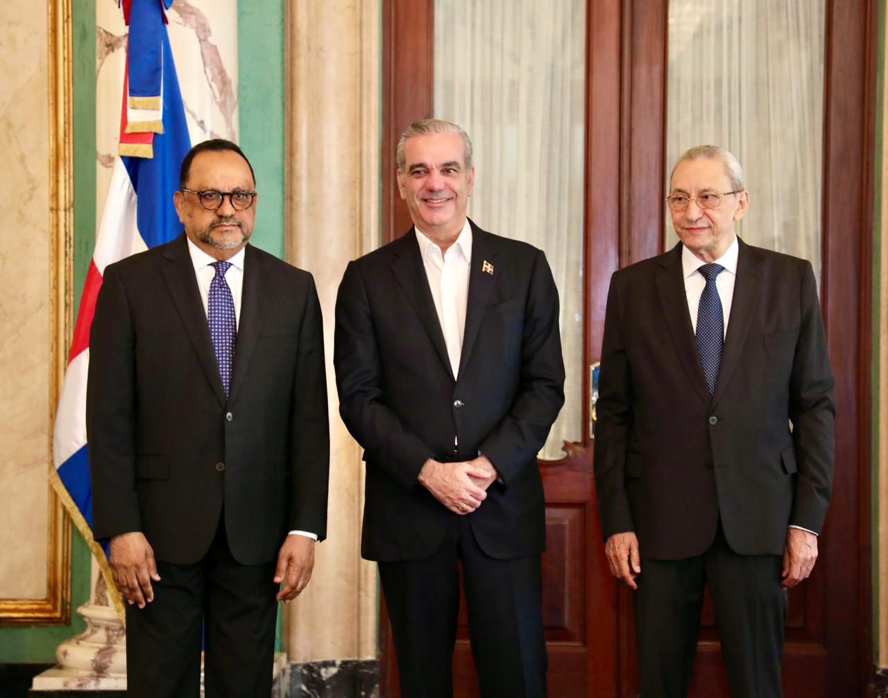 El presidente Luis Abinader juramentó este martes a Antoliano Peralta como ministro de Justicia y a Jorge Subero Isa como Consultor Jurídico del Poder Ejecutivo. Foto cortesía de : CDN.COM.DO