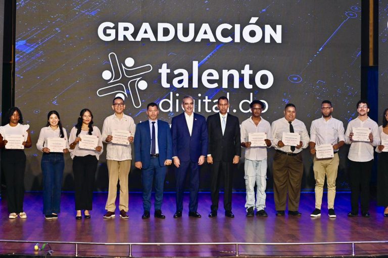 Abinader-encabeza-graduacion-de-5-mil-jovenes-formados-por-Indotel-en-tecnologia-4