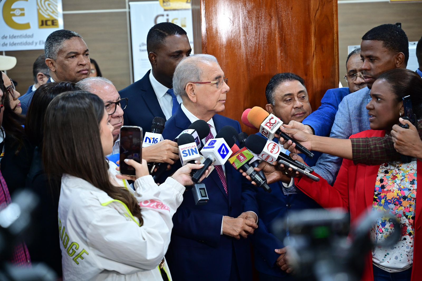 Danilo-Medina-junto-a-miebros-del-PLD-Foto-PLD-4