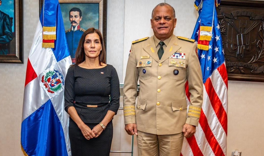 Embajadora-de-los-Estados-Unidos-realiza-visita-oficial-al-ministro-de-Defensa-2-1 (1)