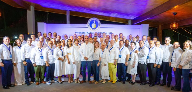 Luis-Abinader-junto-a-miembros-del-PRM-Foto-PRM (1)