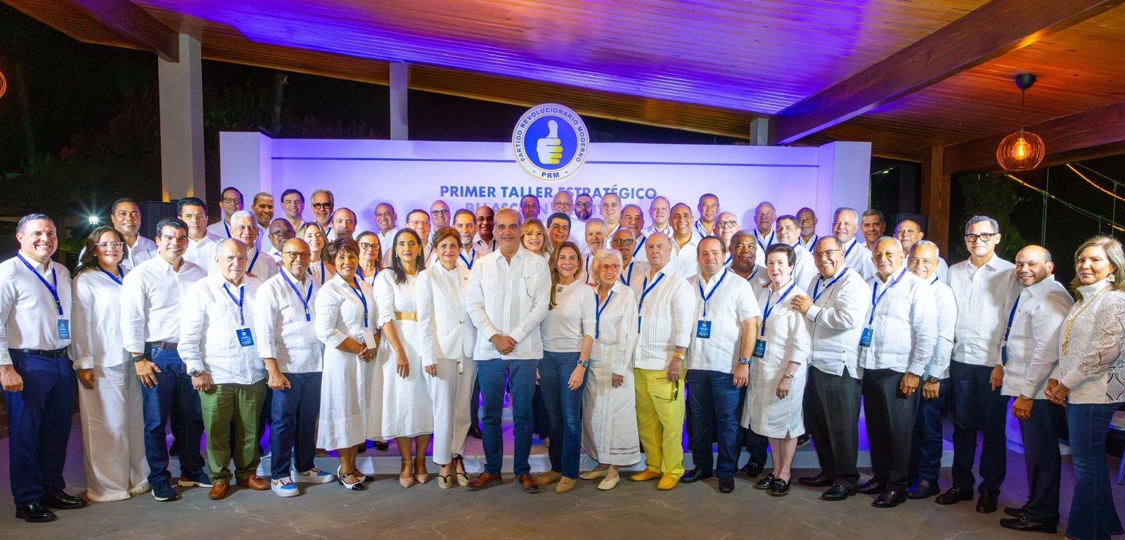Luis-Abinader-junto-a-miembros-del-PRM-Foto-PRM (1)