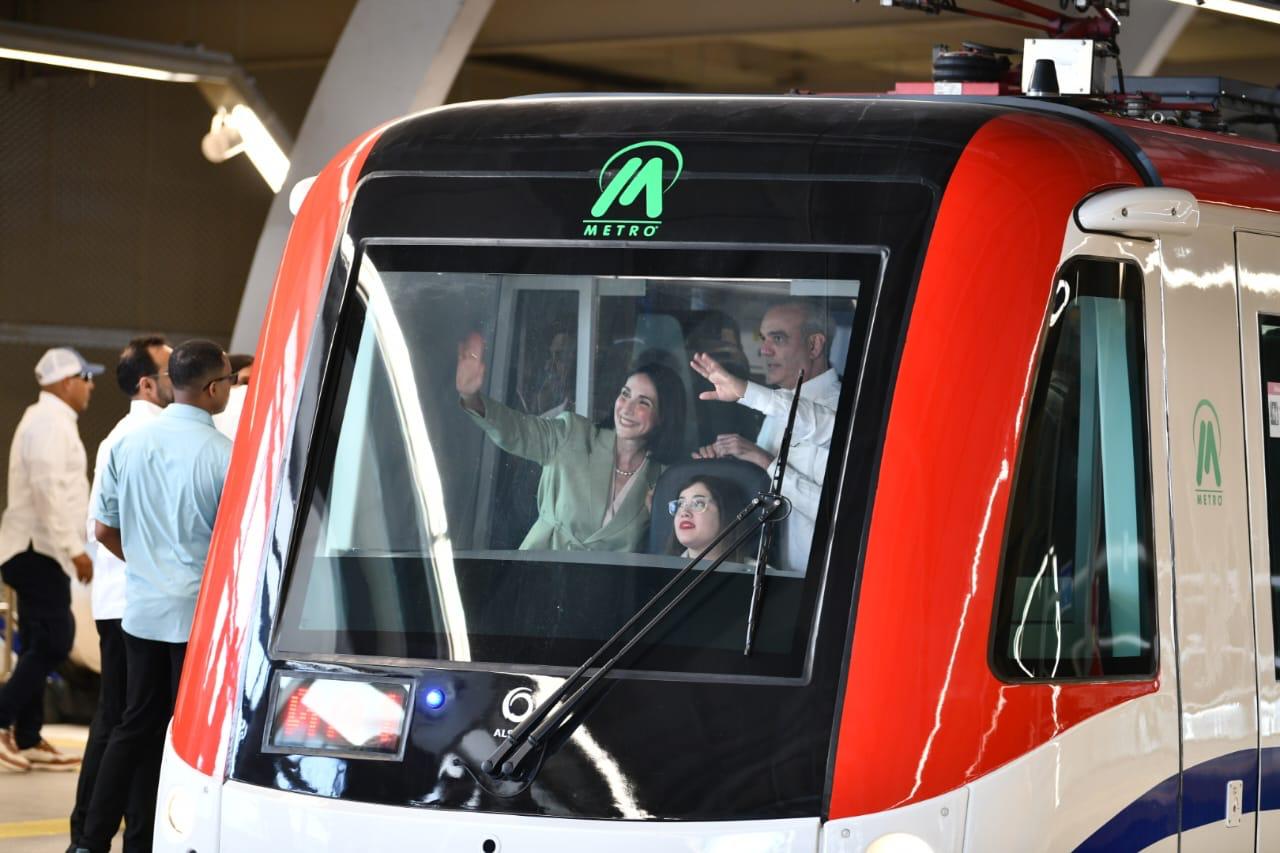 Raquel-Arbaje-y-Luis-Abinader-junto-a-personalidades-durante-inauguracion-de-la-Linea-2C-de-Metro-de-SD-Foto-Felix-Lara-El-Nuevo-Diario