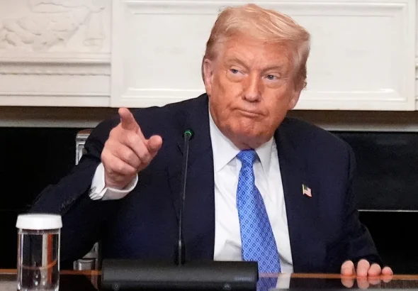 donald-trump-pointing-white-house