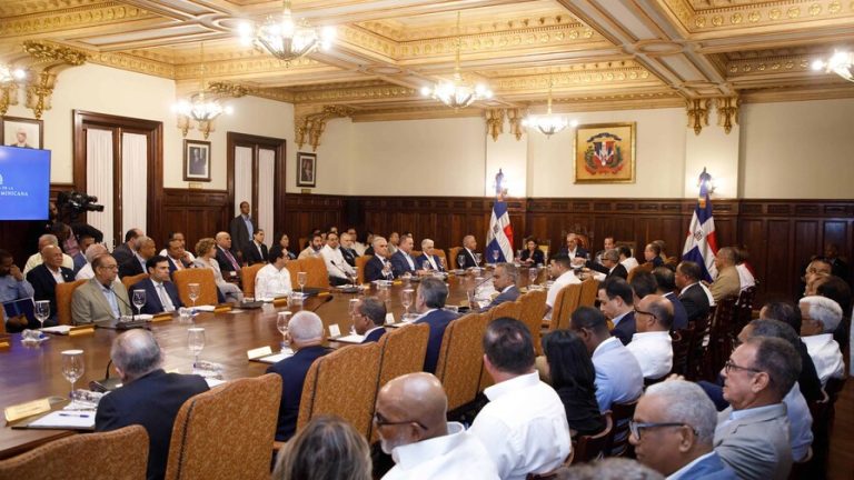 gobierno-bajara-50--de-fondos-a-partidos-para-enfrentar-crisis-e58e4c0e-focus-0-0-896-504